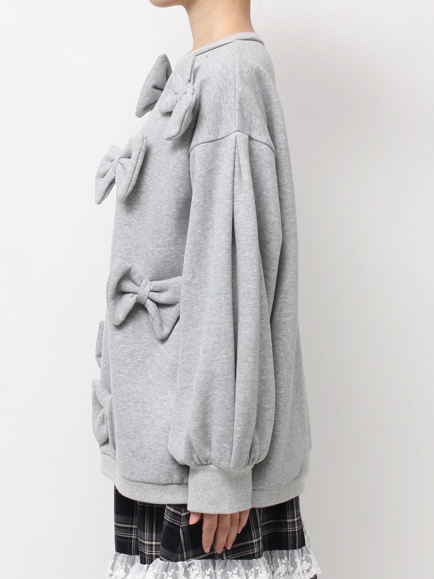 merry jenny｜Pom-pom ribbon sweatshirt