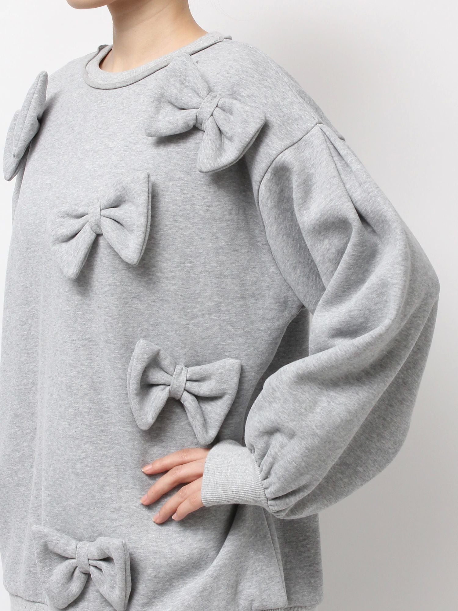 merry jenny｜Pom-pom ribbon sweatshirt